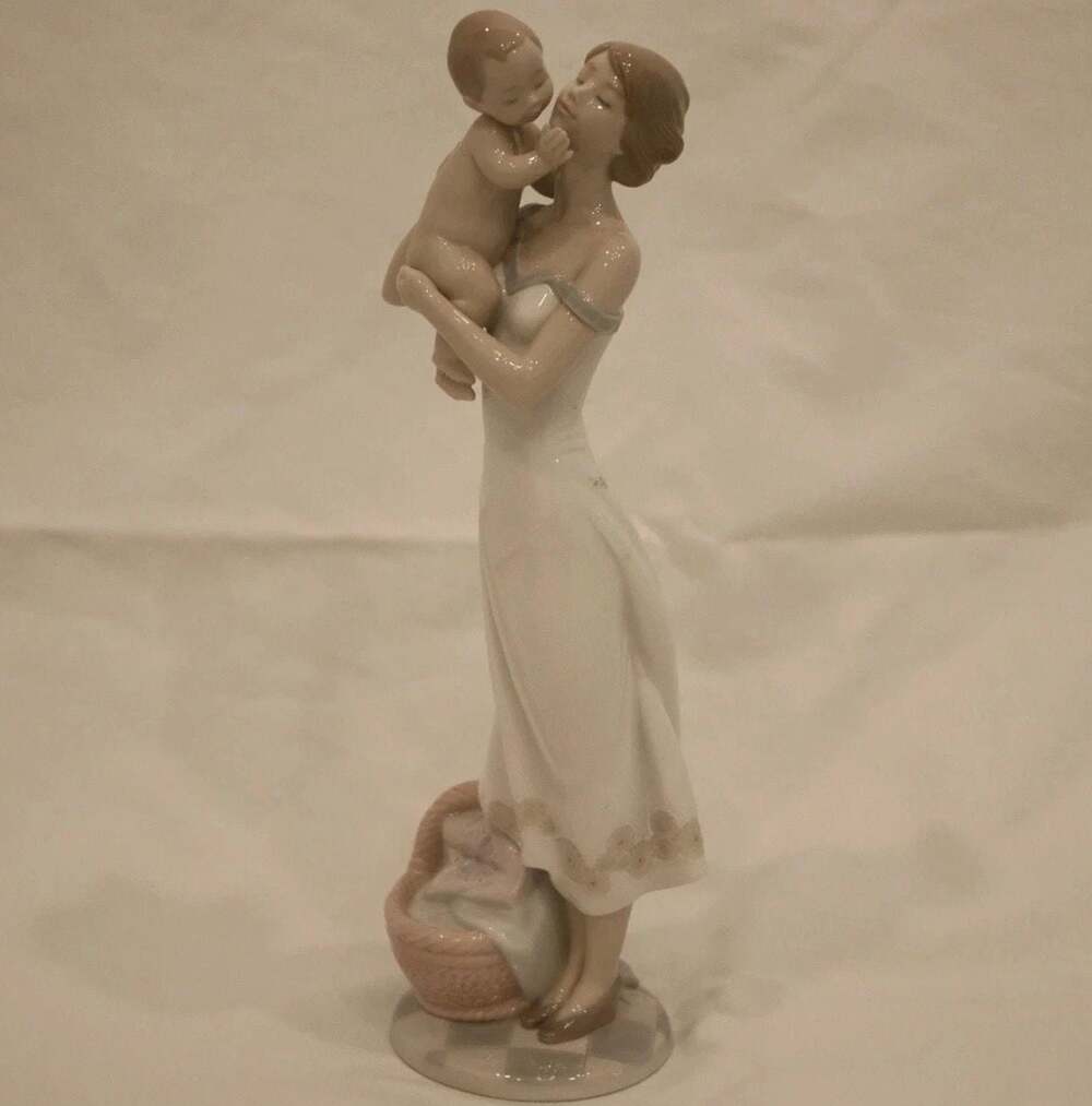 Lladro Utopia Porcelain Figurine #8244 Mother Holding Baby